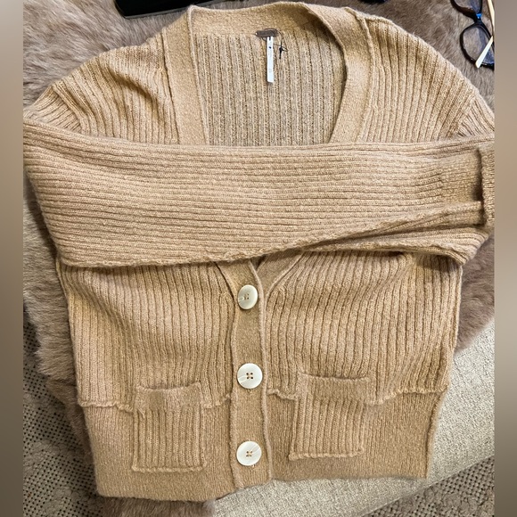 New Free People Mimosa V neck button cropped wool cardigan. - Picture 5 of 9